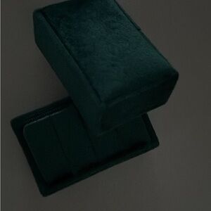 Elegant Emerald Green Velvet Ring Box